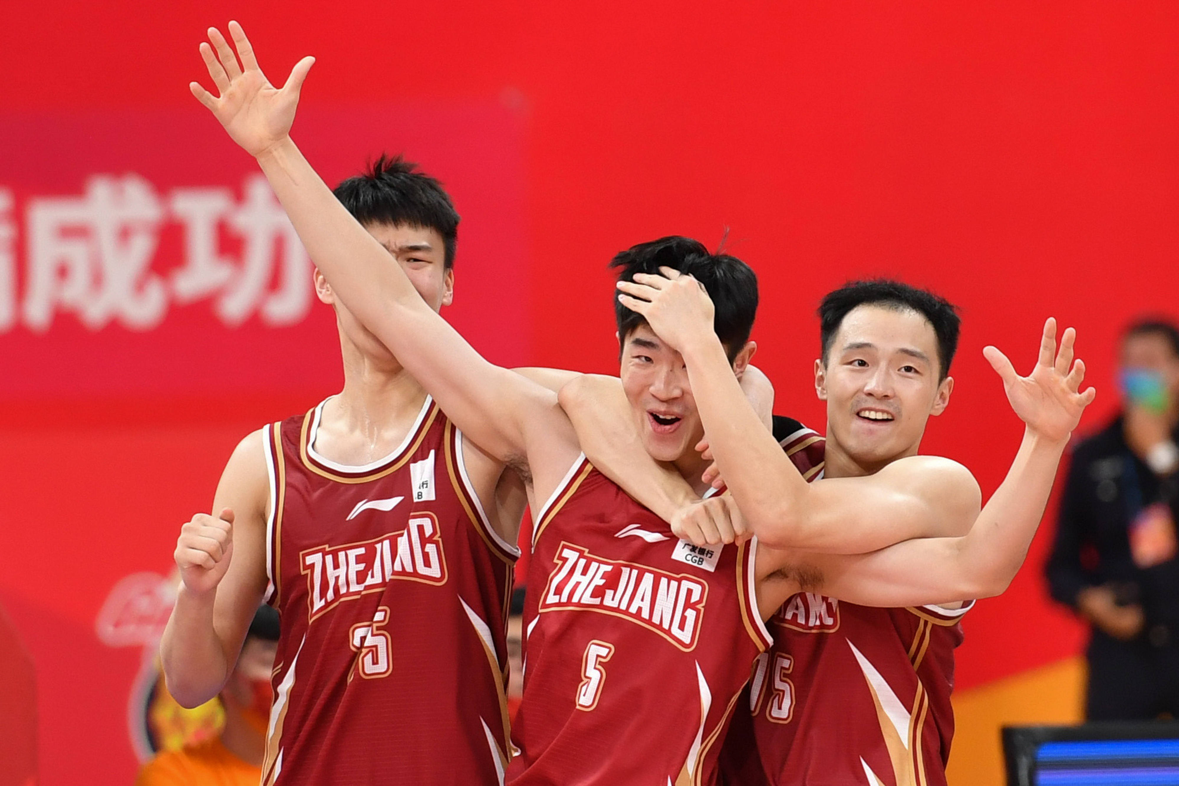 新援首秀立功，助球队连胜扭转困境的简单介绍