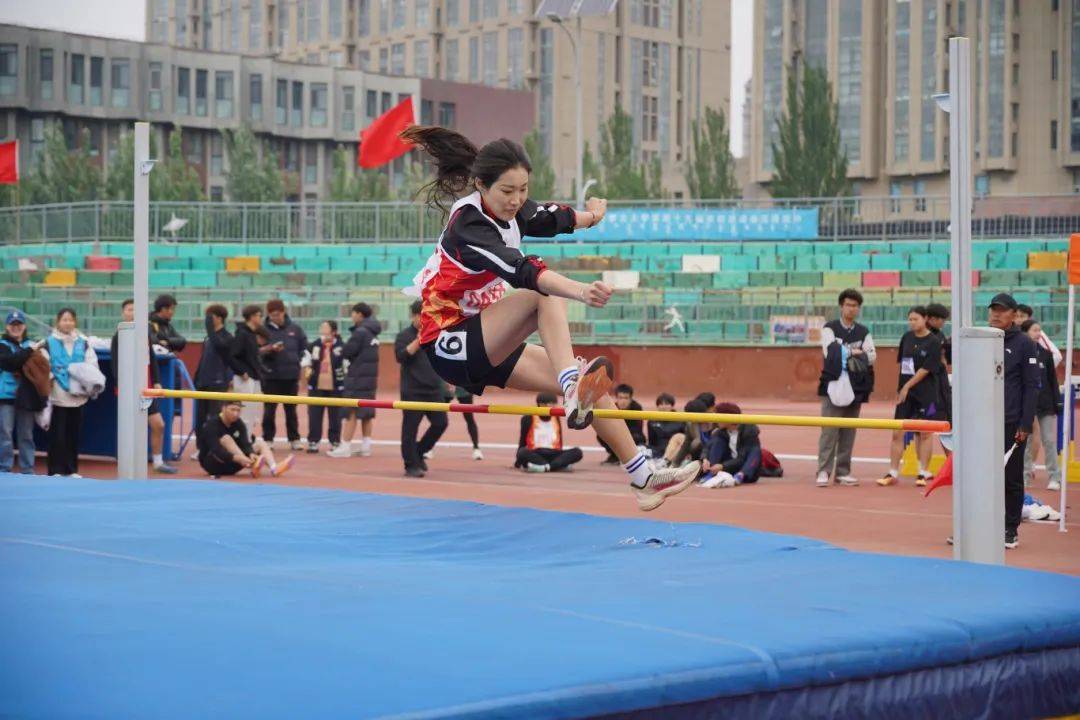 竞走赛场紧张激烈，日本选手逆袭获胜