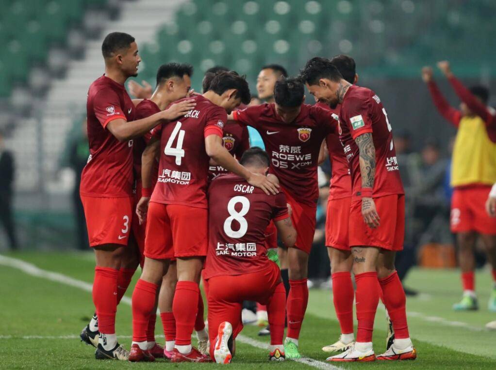 顶级豪门对决战火重燃，球迷热情燃爆全场