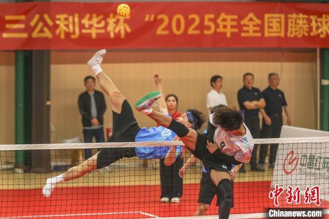 全球锦标赛激烈角逐，运动员勇奋争夺