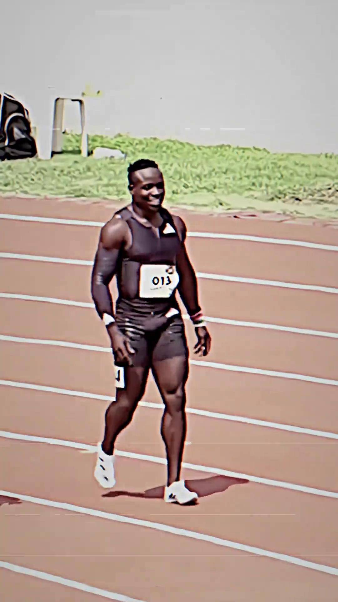 田径比赛中,肯尼亚选手夺得金牌 田径比赛中,肯尼亚选手夺得金牌