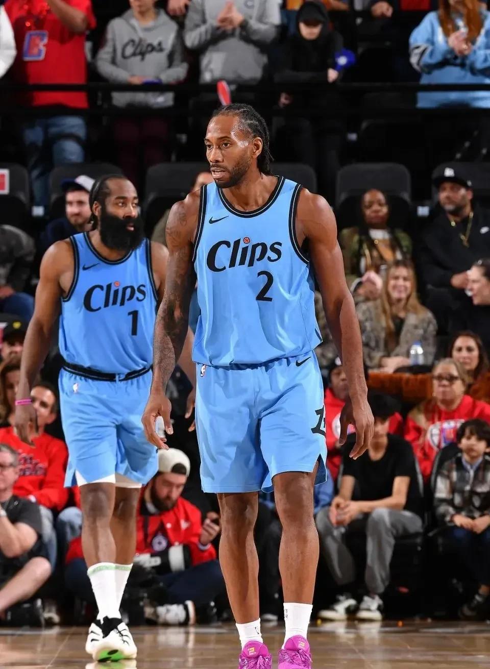 关于快船队全队发挥稳定，轻松胜过雄鹿队的信息