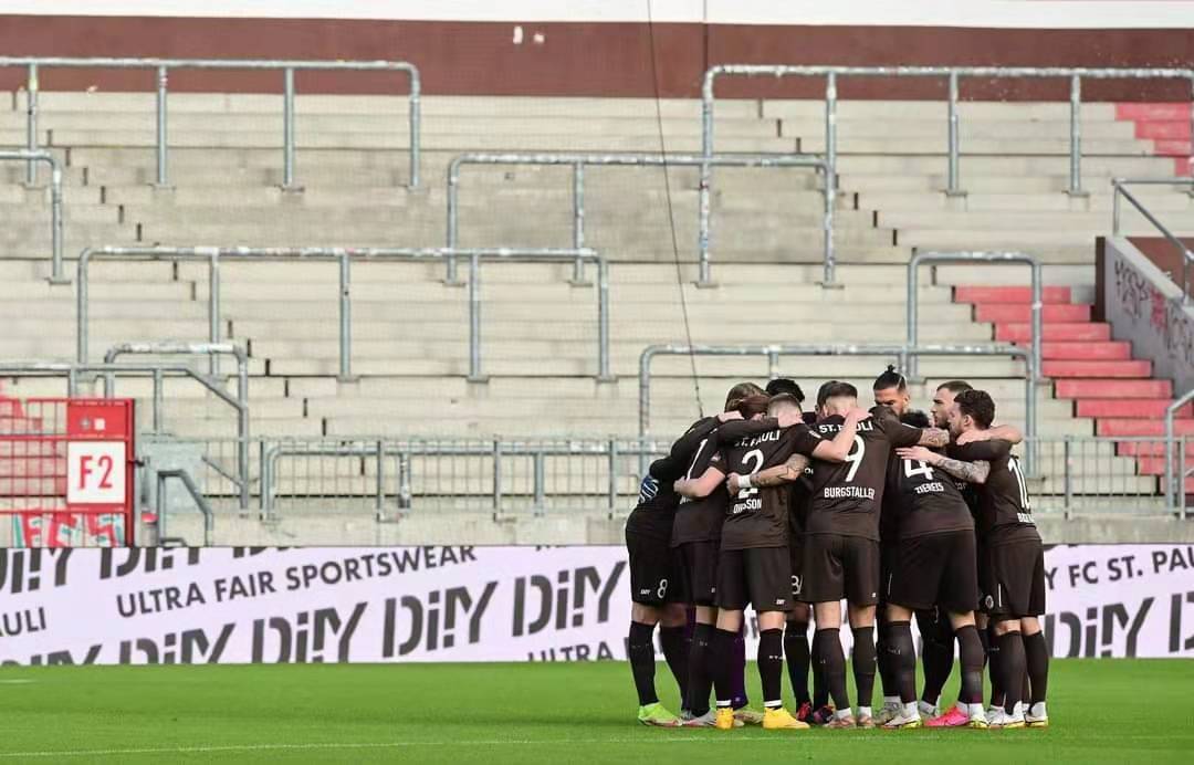 关于圣保利大获全胜，豪取榜首位置的信息