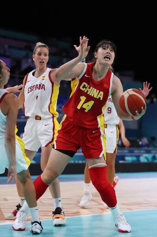 篮球女队遭遇逆转，中国队险胜夺冠