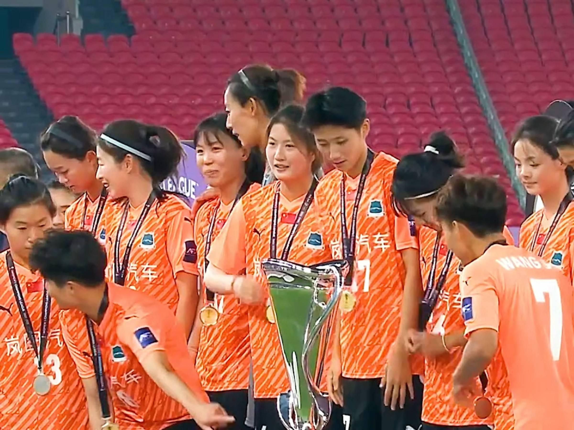 劲爆的足球对决：女子足球国家队的夺冠之路的简单介绍