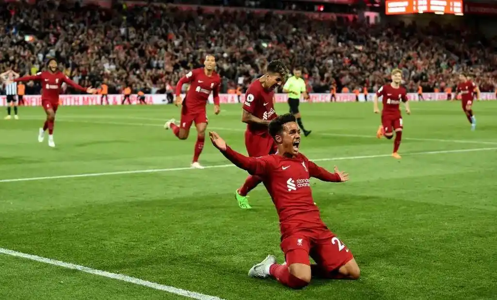 包含利物浦中场天才遭遇伤病困扰，球队教练组调整战术布局的词条