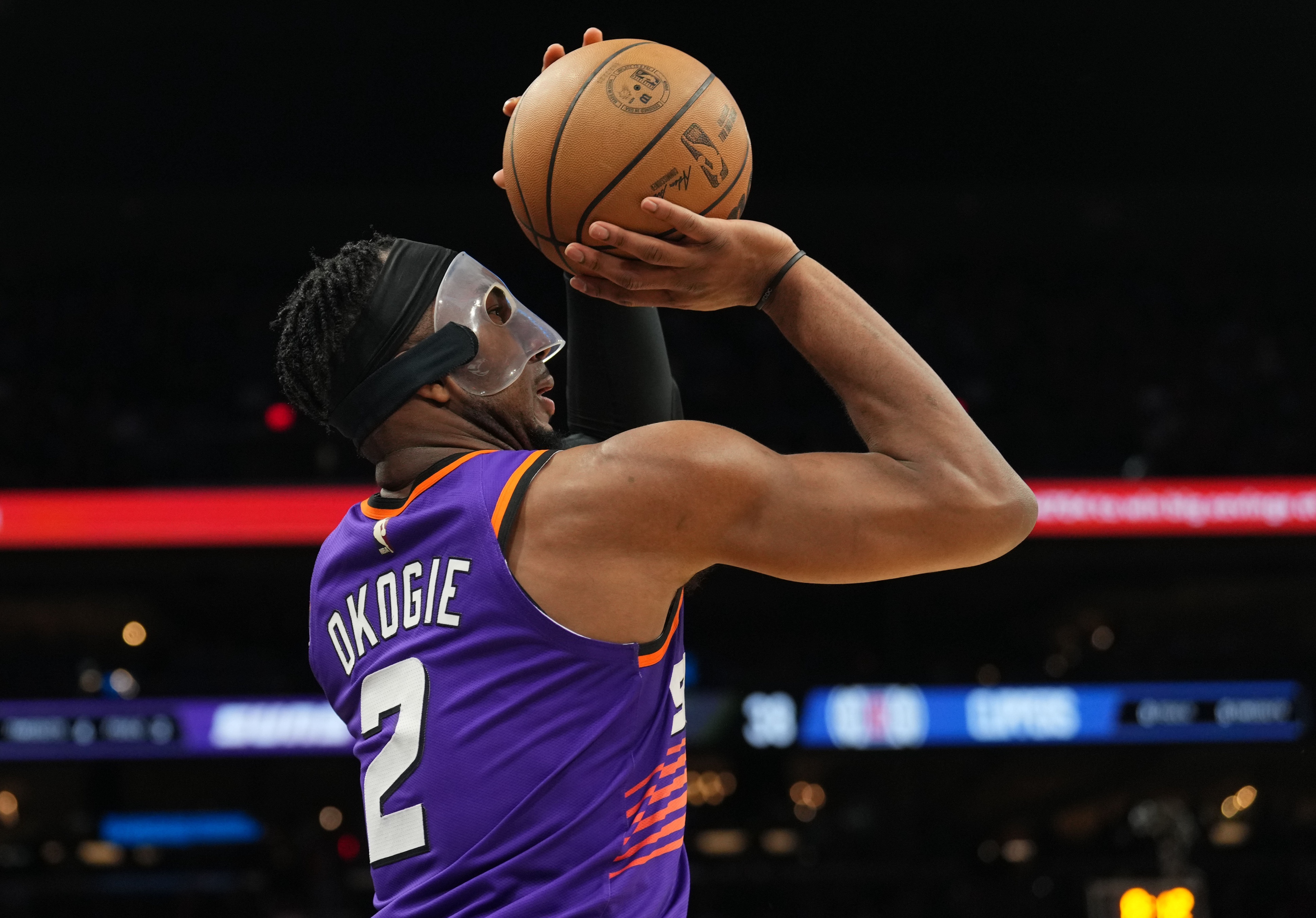 中锋球员内线强势抢得关键篮板