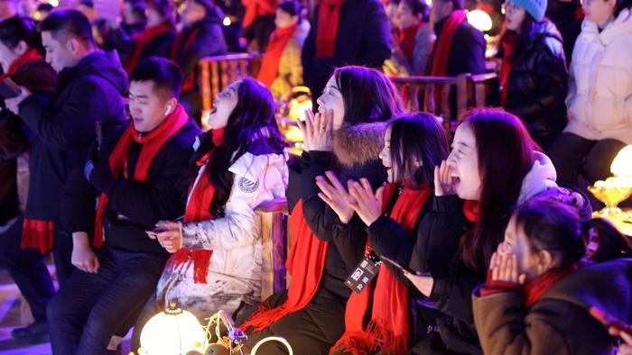 精彩回放瞬间，观众欢呼连连