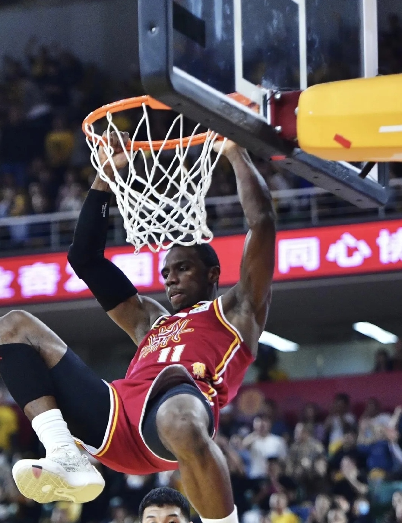 全神贯注!篮球选手凝视着篮筐出手的简单介绍 全神贯注!篮球选手凝视着篮筐出手的简单介绍